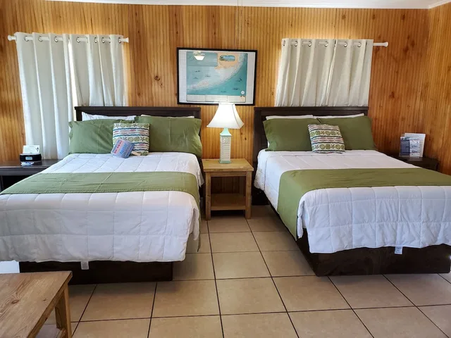 غرفة بسرير كينج وسرير كوين بإطلالة على القناة بمطبخ صغير، Captain Pips Marina Hideaway 2/9