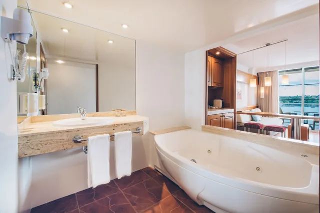 جناح بإطلالة على البحر مفردة بسريرين منفصلين مع أريكة، Iberostar Selection Jardin Del Sol Suites - Adults Only 2/2