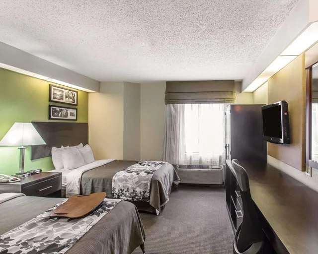 غرفة بسريرين مزدوجين، Studio6 Suites - Knoxville, TN - Downtown 1/2