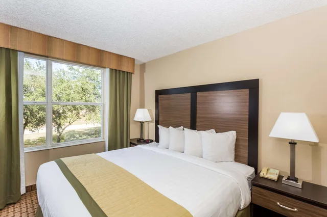غرفة بسرير كينج بغرفة نوم واحدة لذوي الإعاقة، Baymont by Wyndham Fort Myers Airport 2/3
