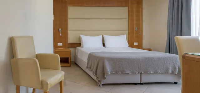 جناح عائلي بسرير مزدوج وسريرين منفصلين بإطلالة على الحديقة، Lindos Royal 3/3