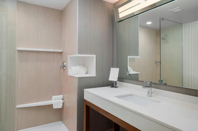 غرفة بسرير كينج، Courtyard by Marriott Niagara Falls, USA 5/5