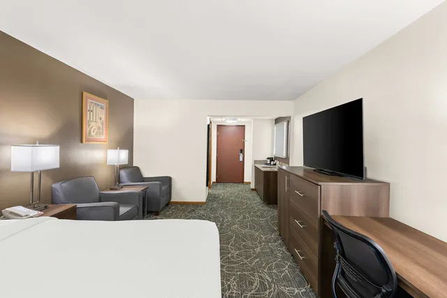 غرفة بسرير كينج لذوي الإعاقة، Best Western West Towne Suites 2/4