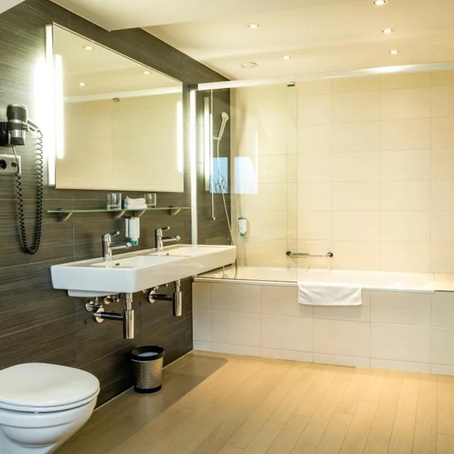 Room, Triple, Street Side View، Sternen Oerlikon Hotel 7/8
