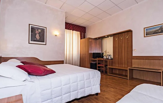 Room, Quadruple, King and Twin Beds, Hotel Julia 2/9