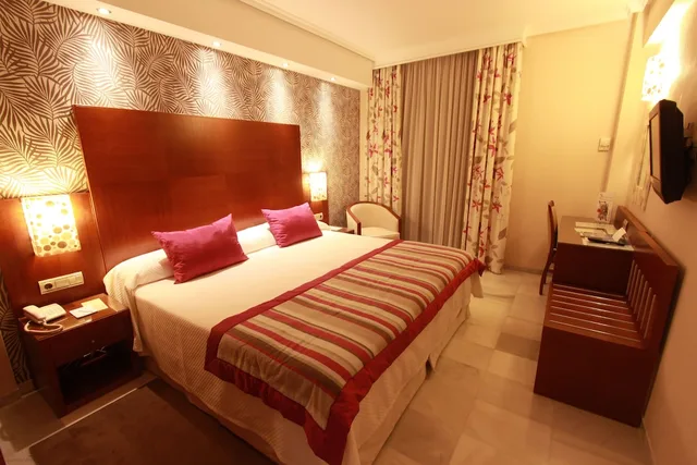غرفة بسرير مزدوج بإطلالة على البحر بشرفة مع سرير إضافي، BALCON DE EUROPA HOTEL 1/2