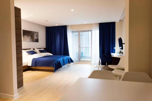 جناح جونيور بسرير كينج بإطلالة على البحر مع أريكة، Hotel TQ Plaza Budva 1/2
