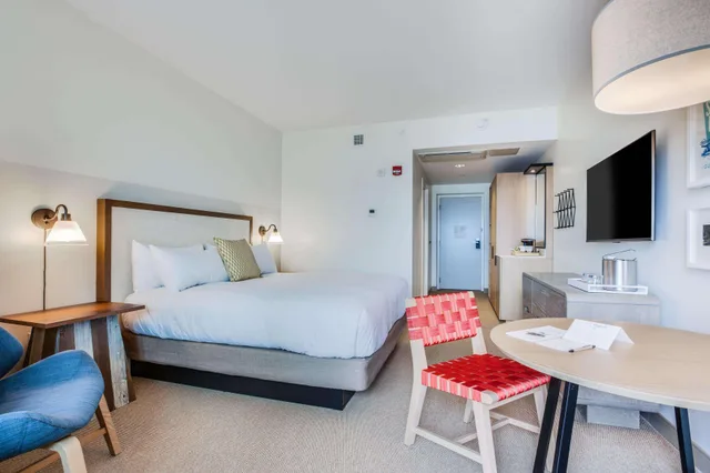 غرفة قياسية بسرير كينج، The Lodge At Gulf State Park A Hilton Hotel 6/8