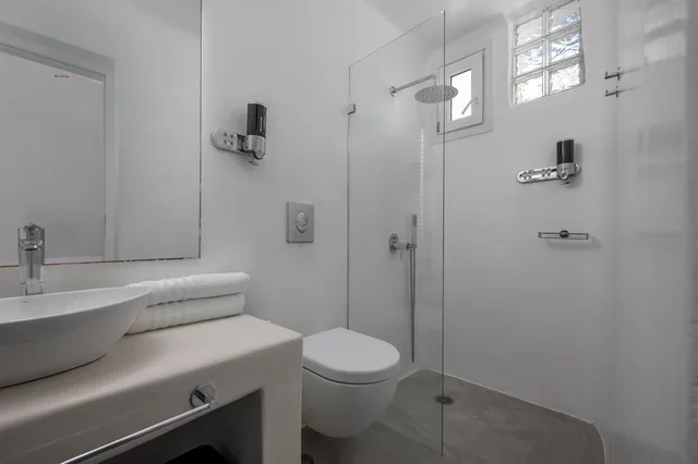 جناح سوبيريور بسرير كوين وسريرين منفصلين بإطلالة على البحر، Flaskos Suites 4/5