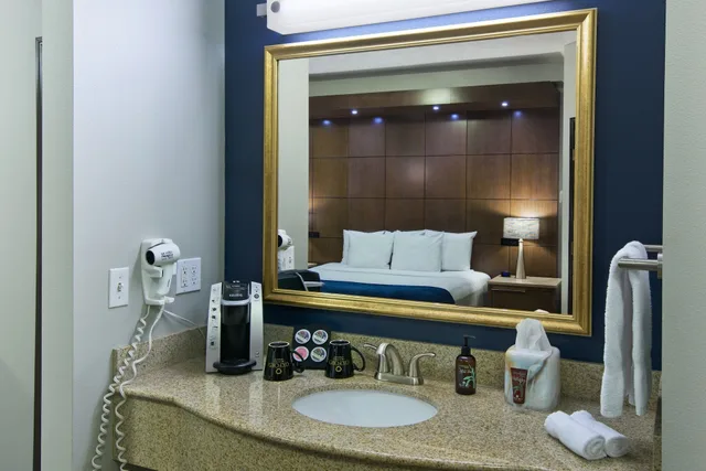 جناح بسرير كينج بإطلالة على النهر بشرفة مع أريكة، Oxford Suites Downtown Spokane 3/3