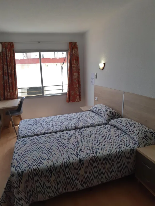 Room, Twin Beds, Street View، Hotel Condestable 3/8