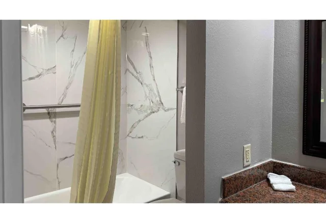 غرفة بسرير كينج بمطبخ للمدخنين، Motel6 Tallahassee, FL – North Monroe 10/10