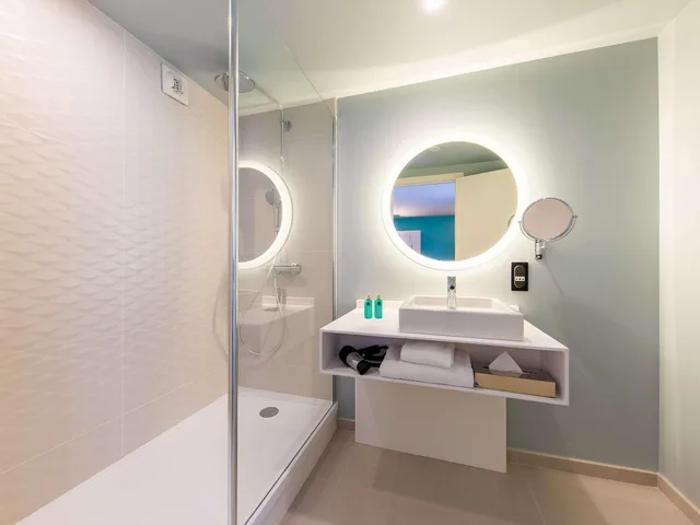 Riviera, Superior, Queen Bed, Garden Side, Sofa، Novotel Monte Carlo 4/4