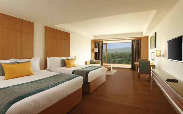 Room, Queen Bed, Valley View، Lemon Tree Hotel Dehradun 5/7