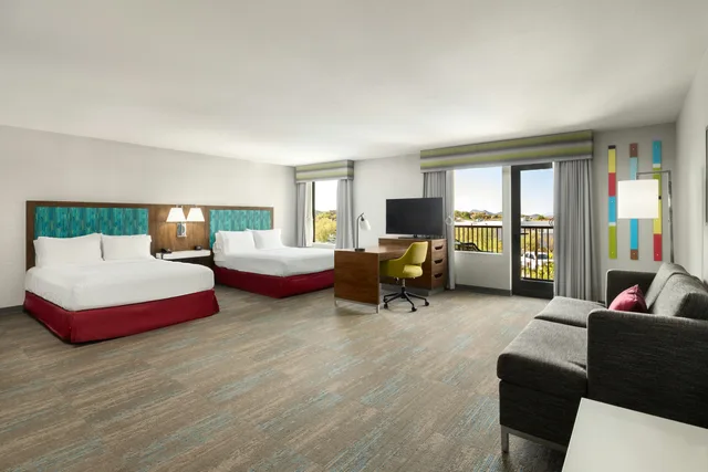 جناح بسريرين كوين بشرفة لذوي الإعاقة، Hampton Inn Carefree 1/3