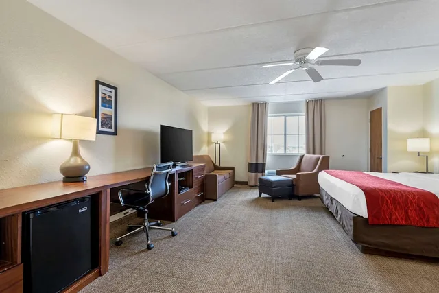 غرفة بسرير كينج مع أريكة بحوض جاكوزي، Comfort Inn Kissimmee Lake Buena Vista South 6/10