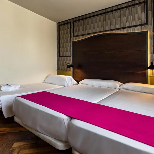 غرفة بسريرين منفصلين مع سرير إضافي، Hotel Vertice Aljarafe 2/10