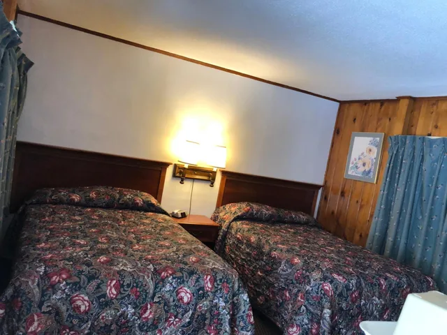 غرفة بسريرين مزدوجين، Sun 'n Snow Motel 3/9