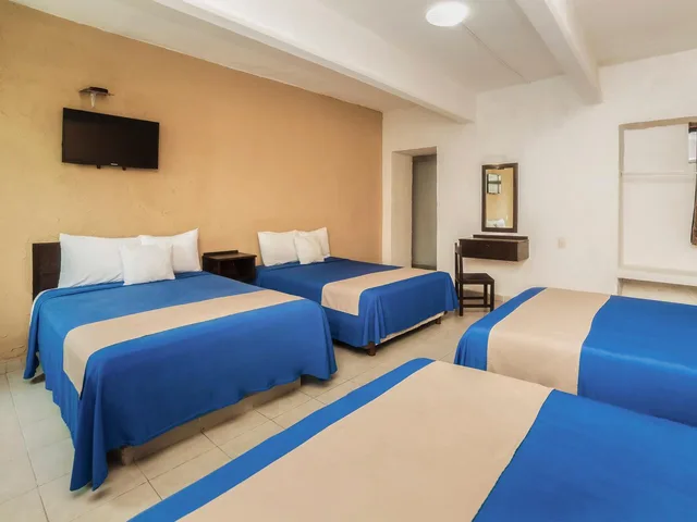 غرفة رباعية بحوض استحمام، Hotel Trianon 5/9