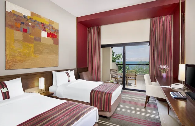 غرفة قياسية بسريرين منفصلين بإطلالة على البحر للمدخنين، Holiday Inn Resort Dead Sea 2/5