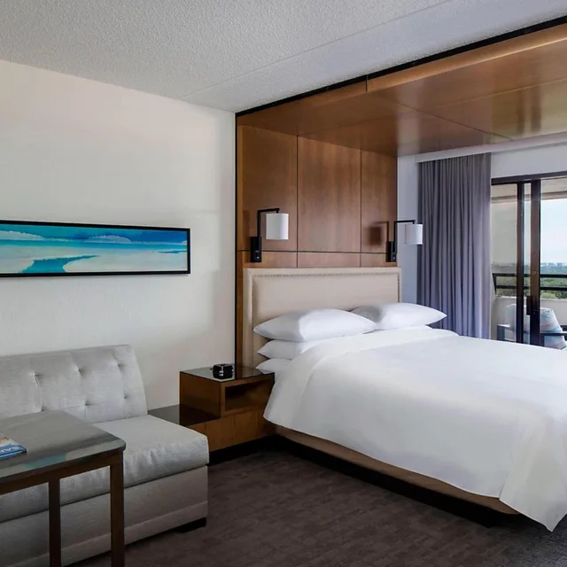 غرفة كلوب بسرير كينج بشرفة مع دخول الصالة، San Antonio Marriott Northwest Medical Center 2/10