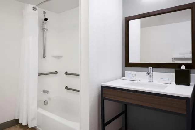 غرفة لذوي الإعاقة، Hilton Garden Inn Cincinnati Northeast 2/2