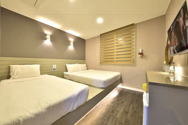 غرفة قياسية ثلاثية بسرير مزدوج وسرير فردي بإطلالة على المدينة، With U Hotel & Guesthouse 3/5