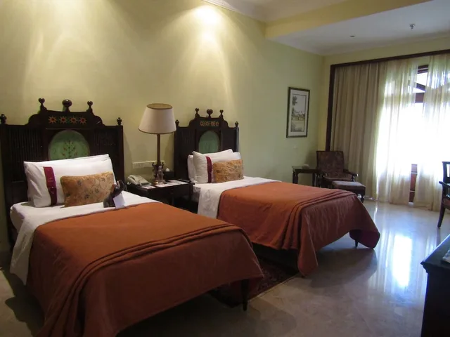 جناح بسريرين منفصلين بإطلالة على الحديقة، The Lalit Golf And Spa Resort Goa 1/5