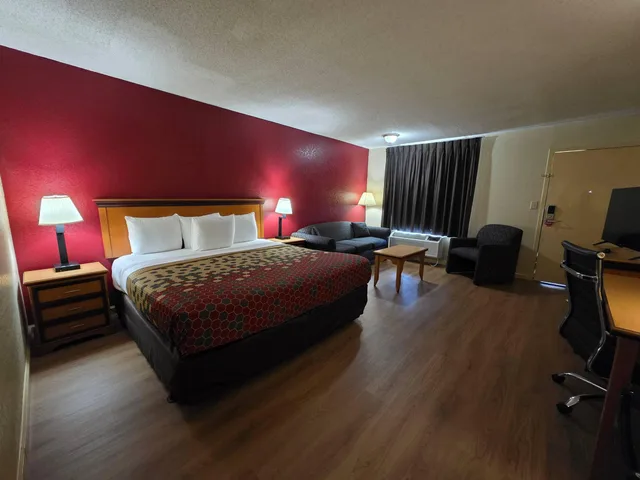 Suite, King Bed, Smoking, Econo Lodge Whiteville, NC 1/4