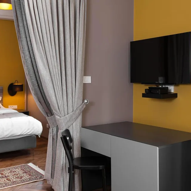 جناح جونيور بشرفة، Hotel London B&B 7/10