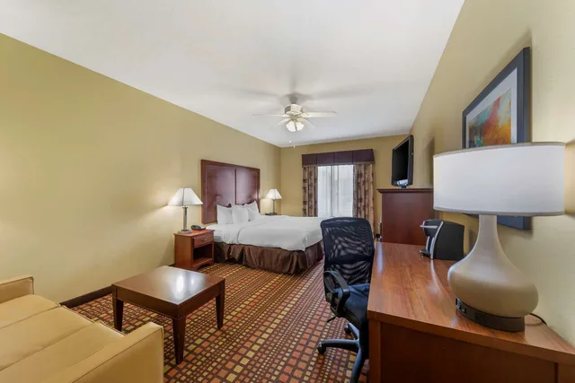 غرفة تنفيذية بسرير كينج مع أريكة، Best Western Plus Gadsden Hotel & Suites 3/4