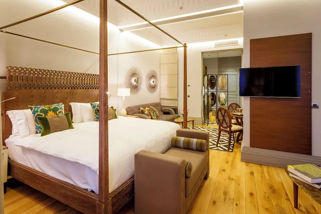غرفة ديلوكس بسرير كينج بإطلالة على المدينة مع أريكة، Ravouna 1906 Suites - Special Class Adults Only 2/10