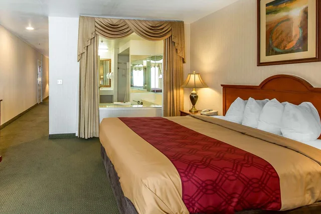 Suite, King Bed, Smoking, Econo Lodge Inn & Suites Riverside Corona 1/2