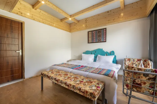 غرفة عائلية بسرير كينج وسرير مزدوج بإطلالة على الجبل بشرفة بغرفتي نوم، Echor Himalayan Heights Luxe Manali 3/7