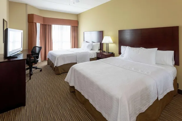 جناح بسريرين كوين بغرفة نوم واحدة مع أريكة، HOMEWOOD SUITE MINNEAPOLIS-ST. LOUIS PARK 2/3