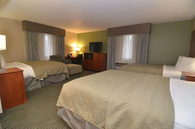 Room, Multiple Beds، Americinn By Wyndham Des Moines Airport 3/5