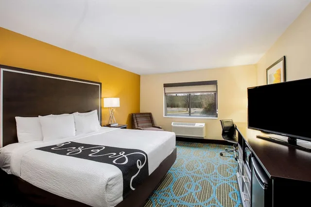 غرفة بسرير كينج لذوي الإعاقة، La Quinta Inn & Suites by Wyndham Emporia 1/2