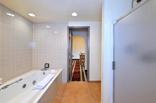 Kiva, Suite, King Bed، Lodge At Santa Fe 2/2