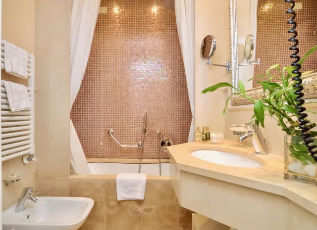 غرفة ديلوكس بسرير مزدوج وسريرين منفصلين، Hotel Le Isole 3/4