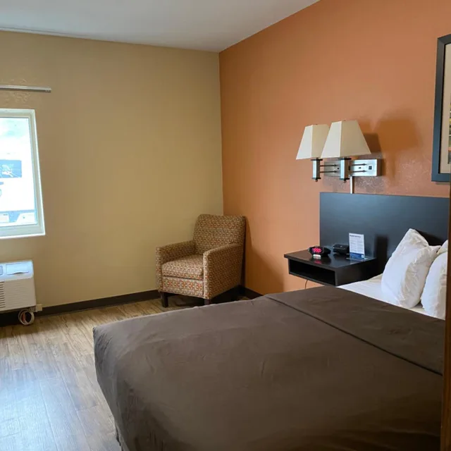 غرفة قياسية بسرير كوين لذوي الإعاقة، Suburban Studios Washington, PA 2/6