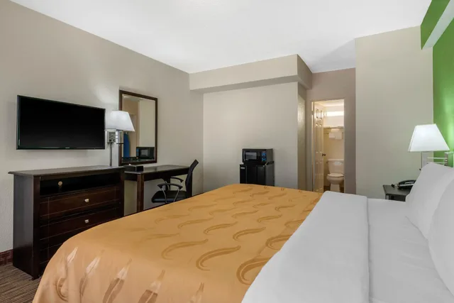 Room, King Bed, Parking Lot View، Quality Inn Daytona Beach Oceanfront 2/4