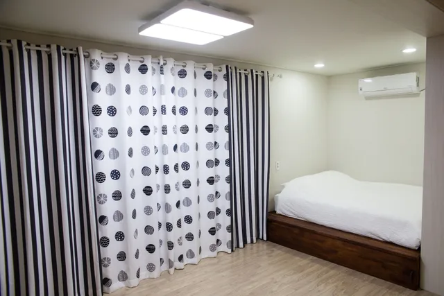 Yolo, 1 Double or 2 Queen Beds، Yolo Pension 6/10
