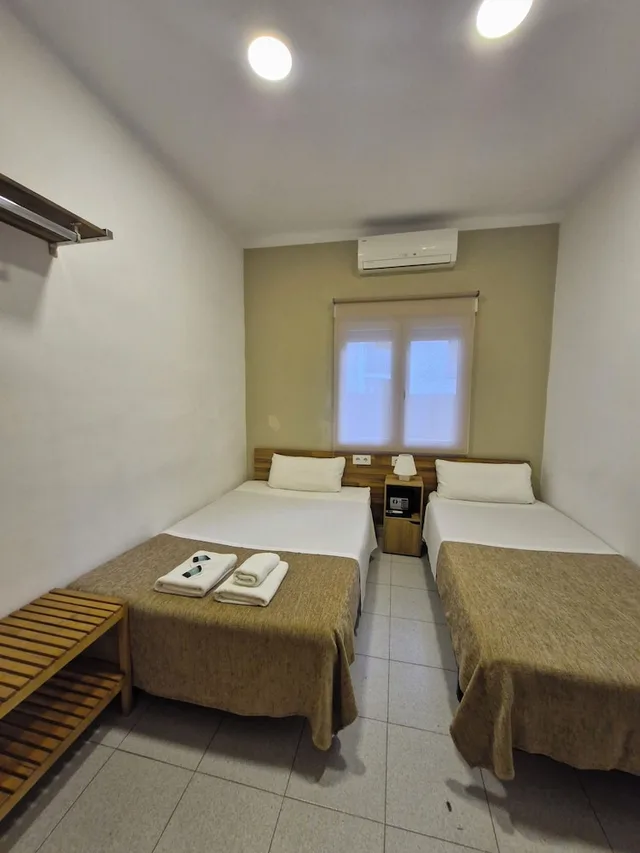 غرفة ثلاثية بسرير مزدوج وسرير فردي بحمام مشترك، Hostal El Kano 3/5