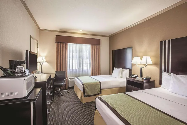 غرفة بسرير مزدوج بإطلالة على المسبح لذوي الإعاقة، La Quinta Inn & Suites by Wyndham Davis 1/2