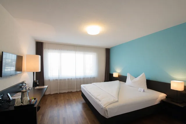 Standard, King Bed, Hotel Illuster 3/8