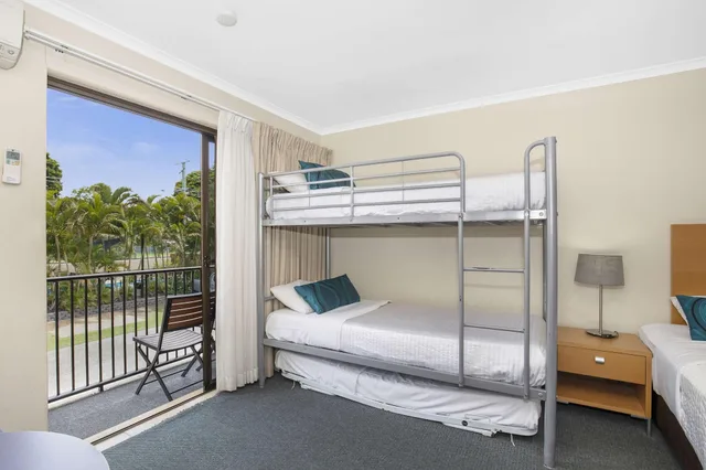 Suite, Multiple Beds, Living Area, Kitchenette، Best Western Airport 85 Motel 2/7