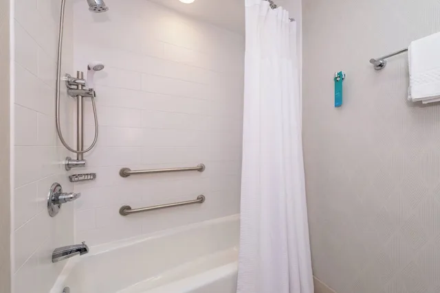 جناح بسرير كينج مع سرير سحّاب إضافي لذوي الإعاقة، SpringHill Suites Huntsville Downtown 5/7