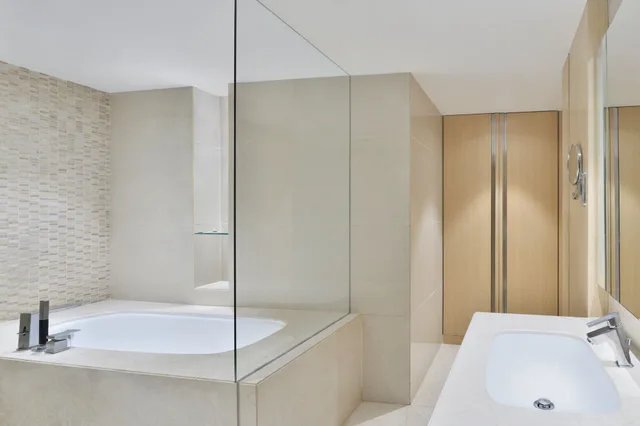 1 Bedroom, Westin, Club, Double Bed, Lake View، The Westin Mumbai Powai Lake (ex Renaissance Mumbai) 5/6
