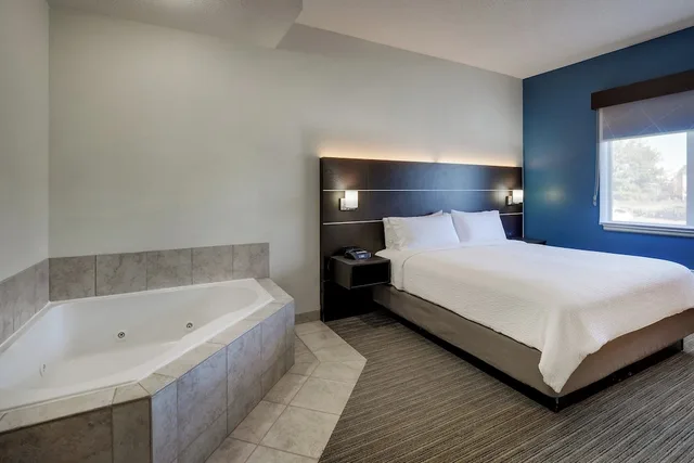 غرفة قياسية بسرير كينج بحوض جاكوزي، Holiday Inn Express Hotel And Suites Gadsden W Near Attalla 3/3