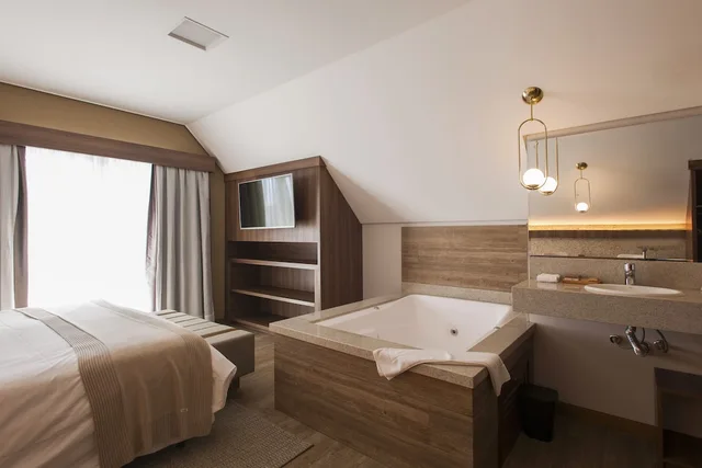 جناح بريميوم بسرير كينج وسريرين منفصلين بحوض استحمام، Hotel Fioreze Primo 10/10